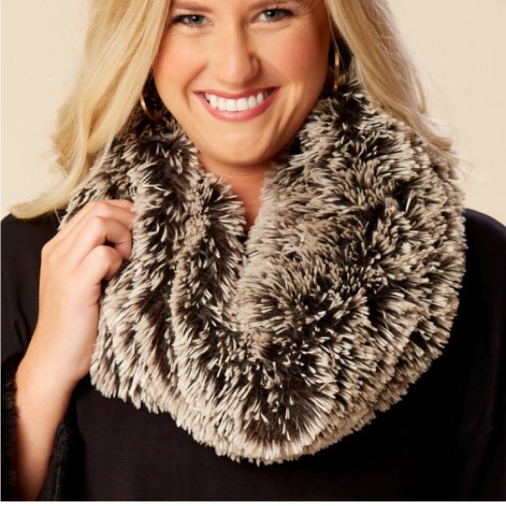 Altard State Faux Fur Scarf NWT - Picture 2 of 3